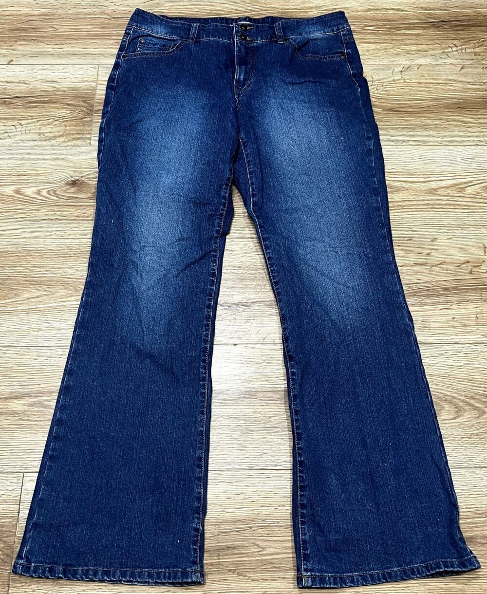 Bandolino Blue Denim Women's Jeans Size 12 Bootcut with Studded Pockets (A76)